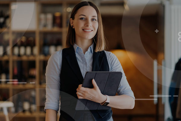 dueña de restaurante con tablet en brazo