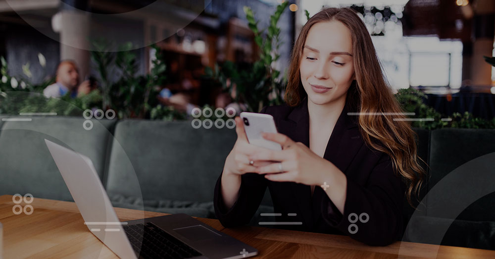 mujer digital trabajando en cafetería