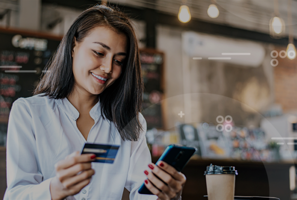 mujer pagando con tarjeta de crédito en ecommerce 2022