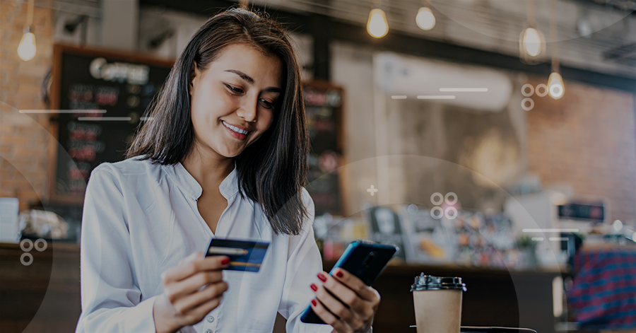 mujer pagando con tarjeta de crédito en ecommerce 2022