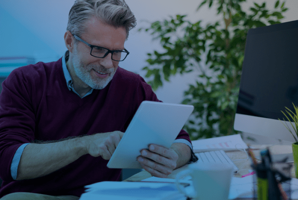 hombre usando tablet con firma electrónica